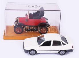 2 darab játékautó, egyik vitrinben