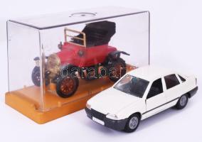 2 darab játékautó, egyik vitrinben