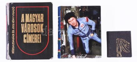 3 darab minikönyv, közte Magyar városok címerei, kopással.