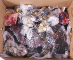 Doboznyi nagy mennyiségű gomb, érdekes darabokkal.