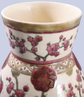 cca 1890 Zsolnay váza gázlómadár mintával, aranyozott díszítéssel, terv.: Zsolnay Júlia, jelzett: cs...