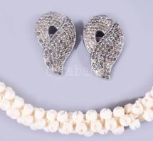 Csont nyaklánc és köves övcsat