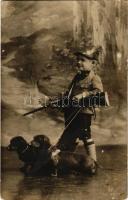 1909 Boy dressed as hunter with Dachshund dogs. photo (gyűrődések / creases)