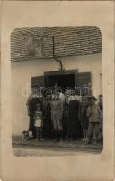 1913 Kecskemét, Burián Sándor kovácsmester üzlete, előtte a tulajdonos és családja. photo (gyűrődések / creases)