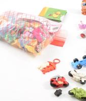 Kis doboznyi játék, sok figurával