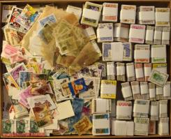 Kb 70 db bündli, közte sok Antik bútorok, Kastélyok, Népművészet, modern kiadások lapos dobozban + rendezésre váró bélyegek, töredékek ömlesztve