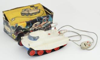 cca 1965 MSB Omega 2 retró NDK gyártmányú távirányítós lánctalpas holdjáró. Korának megfelelő állapotban, egy-két kis alkatrészhiánnyal, nincs kipróbálva (valószínűleg nem működik). Eredeti, sérült dobozában, 24,5x14x10,5 cm. Ritka, gyűjtői darab.