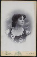 cca 1890 Czullik Inez, Czullik Ágost, a Liechtenstein hercegi kertek igazgatója lányának portréja, kabinetfotó Anton Kolm bécsi műterméből, 16,5×10,5 cm
