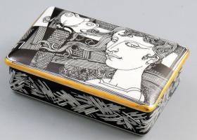 Hollóházi Szász Endre által tervezett mintával díszített bonbonier. Matricás, jelzett, kis kopással, 14x9 cm