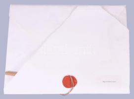 Csergezán Pál (1924-1996) Vadászképeket tartalmazó limitált szériás mappa. Bp., (1999.) Vincze Papírmerítő Műhely. 1 levél+12 színes t. Merített papírra nyomtatott, névre szóló, számozott naptár a 2000-ik évre. A naptárképek a művész vadász festményeinek reprodukciói. Merített papírból készült, piros viaszpecsétes tékában. 44x35 cm