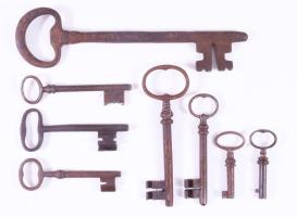 9 darab antik kulcs a 18-19. századból, h: 21,5 cm alatt