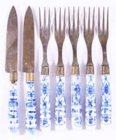 Antik kobaltkék virágmintás festésű 7 darabos villa és kés szett, h: 15 cm alatt
