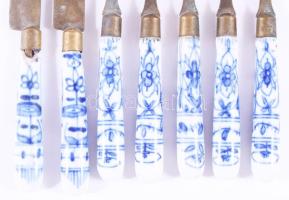 Antik kobaltkék virágmintás festésű 7 darabos villa és kés szett, h: 15 cm alatt