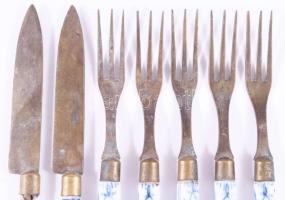 Antik kobaltkék virágmintás festésű 7 darabos villa és kés szett, h: 15 cm alatt