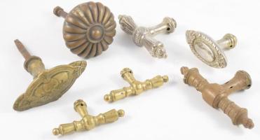Antik bronz ajtókilincsek, húzók, klf méretben.