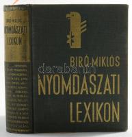 Nyomdászati lexikon. Szerk.: Biró Miklós, Kertész Árpád, Novák László. Bp., 1936. Biró Miklós, (Hungária-ny.) 546 p. + 1 t. (színes). Első kiadás. Szövegközti ábrákkal illusztrált kéthasábos szövegoldalakon a nyomdászati ipar szócikkekben feldolgozott tudásanyaga. Alcíme szerint kötetünk a szedés, gépszedés, betűöntés, sztereotípia, galvanoplasztika, nyomtatás, litográfia, mélynyomtatás, offszet nyomtatás, könyvkötészet, klisékészítés, papíros, kalkuláció, üzletvitel, helyesírás és a sokszorosító iparban szükséges sok-sok egyéb tudnivalók összefoglalása. Egyes hazai nyomdai műhelyek, illetve a nyomdászipar érdekvédelmi szervezeteinek ismertetésével. Kiadói aranyozott egészvászon-kötés, kopott borítóval, kissé laza fűzéssel, kissé laza lapélekkel.