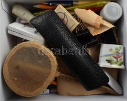 Vegyes kis doboznyi bolha tétel, benne Herendi fogpiszkálótartó, tollak, írószer, kés, stb.