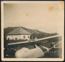 Rubik Ernő "Pilis" vitorlázógépe, fotó, felületén törésnyomok, 6×6 cm