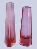 2 darab antik csehszlovák lilaüveg váza, egyik márkázott, m: 15-16 cm