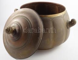 cca 1930 Nagyméretű réz fedeles edény, kis sérüléssel, 38x32 cm