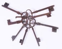 9 darab antik kulcs, h: 13 cm alatt