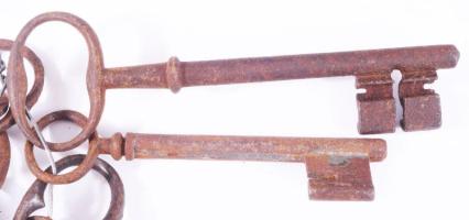 9 darab antik kulcs, h: 13 cm alatt