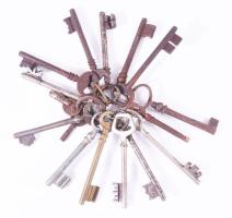 17 darab antik kulcs, közte réz, h: 11 cm alatt