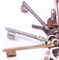 17 darab antik kulcs, közte réz, h: 11 cm alatt