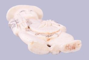 Japán faragott csont netsuke, h: 5 cm