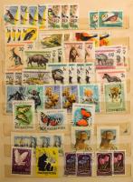 Magyar és külföldi motívum bélyegek 2 db A4 berakóban, sok állat motívummal