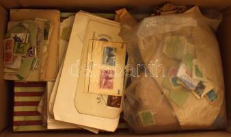 Kis tétel hagyatékból a 60-as évek elejéről, egyes kiadások nagyobb mennyiségben, hozzá külföldi áztatnivaló, magyar FDC stb, dobozban
