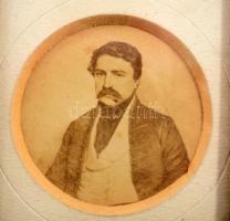 cca 1850 Deák Ferenc (1803-1876) ritka fiatalabb korabeli portréja Franz Eybl 1842-es litográfiája után. Vizitkártya, korabeli, üvegezett fa keretben, XX.sz. eleji Postatakarékpénztár árverési csarnok árverési címkével. Keret mérete 14x18 cm