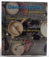 Thomas Levy (szerk.): Daniel Spoerri. Concidence as Master. Bielefeld, 2003, Kerber Verlag. Gazdag képanyaggal illusztrálva. Angol, francia, német és olasz nyelven. Kiadói kartonált papírkötés.
