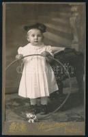 cca 1910 Kislány karikával, vizitkártya Szova Antal pozsonyi műterméből, a verzón a műterem ábrázolásával, 10,5x6,5 cm (Ritka!)