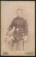 cca 1880 Fiatal katonazenész portréja, vizitkártya Szymon Balicer krakkói (Kraków) műterméből, 11x6,5 cm