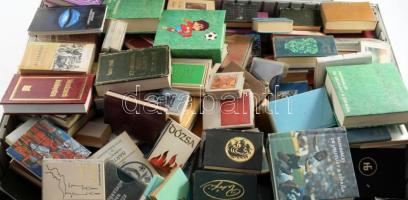 Hatalmas minikönyv gyűjtemény, fém bőröndben, bőrönd: 39x30x12,5 cm