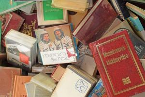 Hatalmas minikönyv gyűjtemény, fém bőröndben, bőrönd: 39x30x12,5 cm