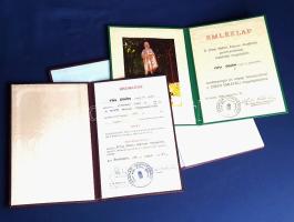 [Oklevél] A Zrínyi Miklós Katonai Akadémia díszoklevele és emléklapja Fáy Ödön nyugalmazott vezérkari százados ötven éves szakmai tevékenysége elismerése alkalmából, vezérőrnagyi aláírással és akadémiai körbélyegzővel hitelesítve. (1994). Kelt: Budapesten, 1994. augusztus 22-én és 1994. szeptember 1-jén. Díszoklevelünk a M. Királyi Honvéd Hadiakadémián 1942-ben végzett Fáy Ödön repülőtiszt, nyugállományú vezérkari százados 50 éves oktatói tevékenységét ünnepli. A vezérkari százados a háború után Kanadába távozott, az emigráns katonai szaksajtó időről időre hírt adott oktatói tevékenységéről, illetve ismeretterjesztő előadásairól. Díszoklevelünkhöz csatlakozik a Zrínyi Miklós Katonai Akadémia által kiadott Emléklap is, amely megköszöni Fáy András anyagi hozzájárulását a Zrínyi-emlékdíj megalapításához. Mindkét oklevél alján Szabó Miklós vezérőrnagy, akadémiaparancsnok hitelesítő aláírása, valamint az Akadémia körbélyegzője. Aranyozott bőr, illetve aranyozott, illusztrált műbőr mappában, az 1990 utáni magyar államcímerrel díszítve. Jó állapotú dokumentumok és mappa.