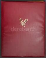 A kétszáz éves Diósgyőri Papírgyár ünnepi mintaív-gyűjteménye a papírgyár tölgyleveles védjegyével illusztrált fólió mappájában. (1982). Diósgyőr, 1982. Papíripari Vállalat Diósgyőri Papírgyára. 9 nagy méretű, vízjeles ív: méretük egységesen 500x380 mm. 20, változó papírsúlyú színes mintaív, méretük 195-260 x 160 mm, 10 márványozott mintaív: méretük: 245-335 x 180 mm, közös mappában. Limitált példányszámban készült, bibliofil, ünnepi papírgyári kiadványunk az 1782-től működő diósgyőri papírmalom fennállásának 200. évfordulója alkalmából készült. A papírmalmot 1880-ban alakították papírgyárrá, onnantól kezdve a hazai okmány-, bélyeg- és pénzjegypapírgyártás meghatározó intézménye lett. Gyűjteményünk a papírgyár mintaívei közül válogat. Az első tábla verzóján elhelyezett rekesztékben kilenc, vízjeles mintaív, a rajtuk látható vízjelek a gyár századfordulós és két világháború közti időszakából valók. Mintaíveink vízjelei: 1. A Diósgyőri Papírgyár tölgyleveles emblémája. 2. Tölgylevél-oszlopban elhelyezett koronás államcímer. 3. Magában álló kettőskereszt. 4. Csillagkereszt. 5. A D. Gestetner Stencilgép-gyár szöveges emblémája. 6. A Királyi Magyar Egyetemi Nyomda emblémája. 7. A Magyar Általános Hitelbank emblémája. 8. A M. Kir. Pénzügyminisztérium szöveges emblémája. 9. A M. Kir. Belügyminiszter emblémája. A hátsó tábla verzóján a papírgyár kisebb méretű, változó papírsúlyú és színű, illetve márványmintázott mintaívei: összesen 30, kihajtható mintaív. A Diósgyőri Papírgyár aranyozott védjegyével illusztrált kiadói bőrmappában. Jó példány.