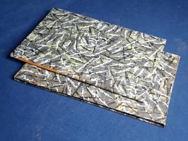 [Folyóirat] Die Grenzboten. Zeitschrift für Politik, Literatur und Kunst. Jährlich 52 Hefte. 80. Jahrgang, Nr. 42., (16. Oktober 1921). Leipzig-Berlin, 1921. Verlag von K. F. Koehler (Druck der Reichsbote GmbH., Berlin). 65-96 p. Periodikánk, a nemzeti liberális szellemben szerkesztett berlini "Die Grenzboten" 1841-ben indult. A lap a bismarcki időkben a nagypolgárság lapjává alakult, szemlélete ezzel egy időben konzervatívabbá is vált. Az utolsó évfolyam 1922-ben jelent meg. Gót betűs szövegoldalakkal megjelenő lapszámunk az utolsó előtti évfolyamból való, oldalszámozáson belül néhány fametszetű könyvdísszel, a belső borítón képes hirdetésekkel. Az eredeti borítófedélen kézi jegyzetek. Bibliofil, kézzel festett papírral borított korabeli kartonkötésben, az aranyozott címfelirat a gerincen barna címkén, bibliofil, kézzel festett papírral borított, enyhén sérült korabeli tokban. Az eredeti első borító bekötve. Szép példány.