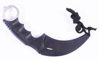 Karambit kés, rozsdamentes acél pengével, hüvellyel, h: 18,5 cm. A karambit Délkelet-Ázsiából (Indonéziából) származó késtípus, melynek jellegzetes, ívelt pengéjét az ott őshonos tigrisek karma inspirálta. Eredetileg a sarlóhoz hasonló mezőgazdasági szerszám volt, idővel azonban önvédelmi célokra is használni kezdték. Harcművészetek kellékeként, közelharci fegyverként később széles körben elterjedt és ismertté vált; gyakran akciófilmekben, illetve videojátékokban is megjelenik.