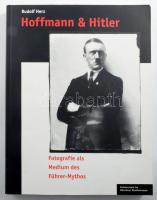 Rudolf Herz: Hoffmann &amp; Hitler. Fotografie als Medium des Führer-Mythos. (Kiállítási katalógus.) München, 1994, Münchner Stadtmuseum. Fekete-fehér fotókkal illusztrálva. Német nyelven. Kiadói papírkötés.
