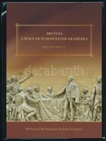 2025 200 éves a Magyar Tudományos Akadémia bélyegszett benne a blokk fekete sorszámmal, eltérő fogazású blokk zöld sorszámmal, vágott blokk piros sorszámmal és feketenyomat blokk. 1.000 példányban készült. / 200 Years of the Hungarian Academy of Sciences presentetion pack including block with black number, block with special perforation and green number, imperforate block with red number and blackprint block. Issue: 1.000