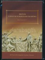 2025 200 éves a Magyar Tudományos Akadémia bélyegszett benne a blokk fekete sorszámmal, eltérő fogazású blokk zöld sorszámmal, vágott blokk piros sorszámmal és feketenyomat blokk. 1.000 példányban készült. / 200 Years of the Hungarian Academy of Sciences presentetion pack including block with black number, block with special perforation and green number, imperforate block with red number and blackprint block. Issue: 1.000