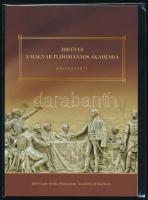 2025 200 éves a Magyar Tudományos Akadémia bélyegszett benne a blokk fekete sorszámmal, eltérő fogazású blokk zöld sorszámmal, vágott blokk piros sorszámmal és feketenyomat blokk. 1.000 példányban készült. / 200 Years of the Hungarian Academy of Sciences presentetion pack including block with black number, block with special perforation and green number, imperforate block with red number and blackprint block. Issue: 1.000