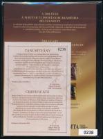 2025 200 éves a Magyar Tudományos Akadémia bélyegszett benne a blokk fekete sorszámmal, eltérő fogaz...