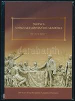 2025 200 éves a Magyar Tudományos Akadémia bélyegszett benne a blokk fekete sorszámmal, eltérő fogazású blokk zöld sorszámmal, vágott blokk piros sorszámmal és feketenyomat blokk. 1.000 példányban készült. / 200 Years of the Hungarian Academy of Sciences presentetion pack including block with black number, block with special perforation and green number, imperforate block with red number and blackprint block. Issue: 1.000