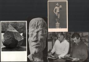 ca 1950 Amerigo Tot (Tóth Imre) (1909-1984) festőművész, grafikus, szobrászművész 3 db autográf sorokkal ellátott fotó saját műveiről, kettő dedikált katalógus olaszországi kiállításról az 1950-es évekből és egy dedikáció nélküli.   Amerigo Tot az 1950-es években már meghatározó alakja volt az olasz modern szobrászatnak. Rómában telepedett le, ahol a kor művészeti köreiben hamar elismerték dinamikus, absztrakció felé hajló plasztikáit. Művészetét ekkor a formai letisztultság, a mozgás és az anyag természetének felfedezése jellemezte. Az évtized végére Olaszországban széles körű szakmai megbecsülést szerzett, amely későbbi, nemzetközi sikereinek is alapot adott.