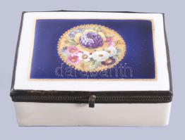 Fém szerelékes porcelán dobozka, részben kézzel festett, jelzés nélkül, kis kopással, 11x8,5x4 cm