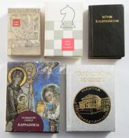 5 db minikönyv: Míves kalendárium.; Könyvnyomtatás Magyarországon 1703-1900.; Sakk-világbajnokok.; Gyarmathy László: Kappadókia.; Gedai István: Történelmünk pénzeken. Vegyes állapotban.